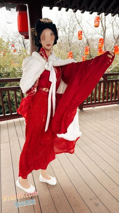 海角大神哄骗亲姐户外游玩穿上汉服旅拍，实际上是想爆操她的嫩逼。姐姐汉服气息让我看的鸡巴棒硬，子宫强烈收缩一插一喷，水是真多 图8