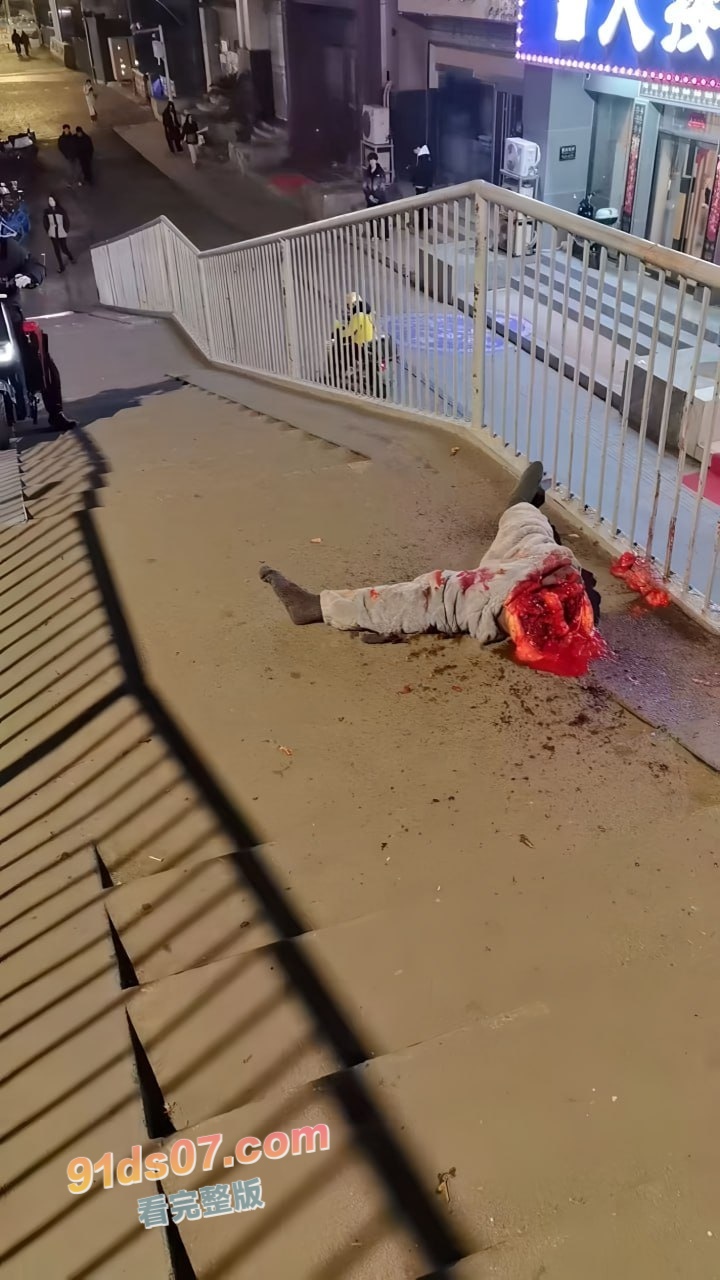 武汉花园道女子惨死碎尸！疑似高空坠亡被天桥栏杆切断 现场血肉分离惨不忍睹 图3