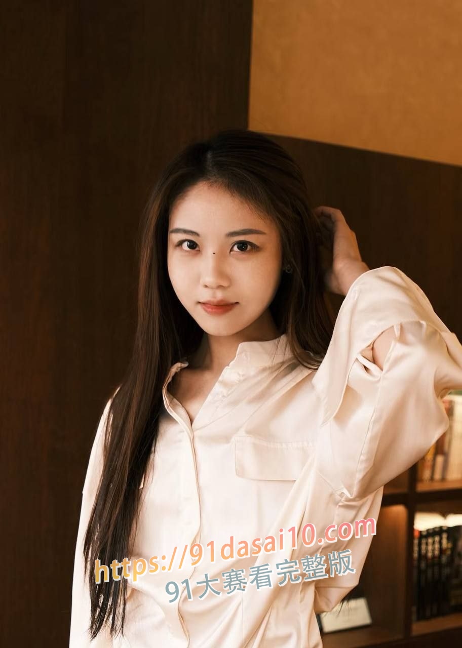 北京小情侣激情自拍，女生骚浪口交足交，男生恋足癖热衷于舔丝袜脚 图2