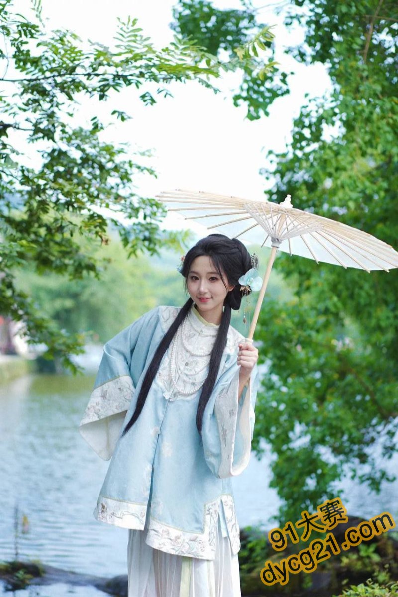 汉服小姐姐为讨好男友自拍私密视频流出 一线天嫩逼 奶子又大又挺 图2