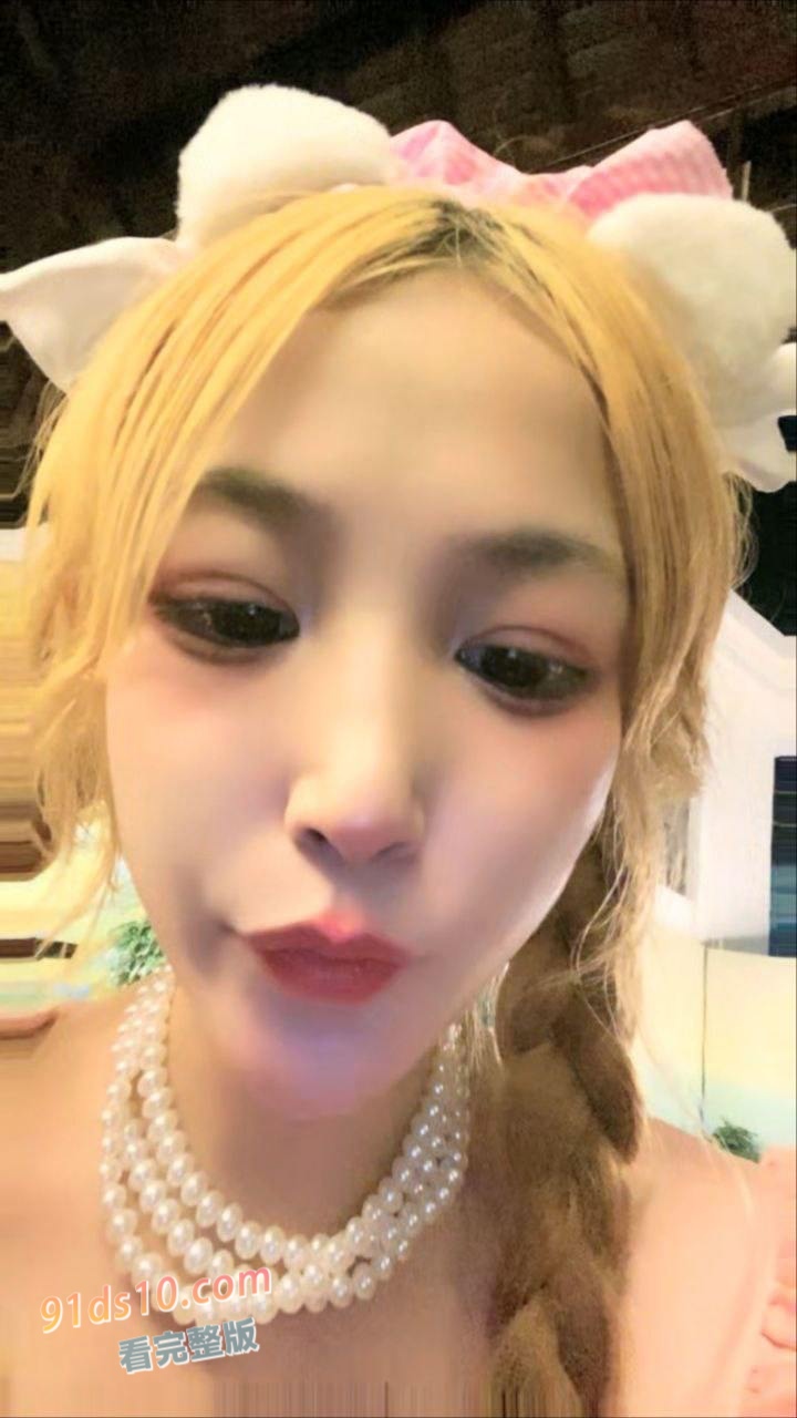 超人气美少女 乔宝，双马尾嫩妹，户外尿尿露出，自吸式假鸡吧吸在厕所上自慰，颜值太顶啦 特别反差 图2