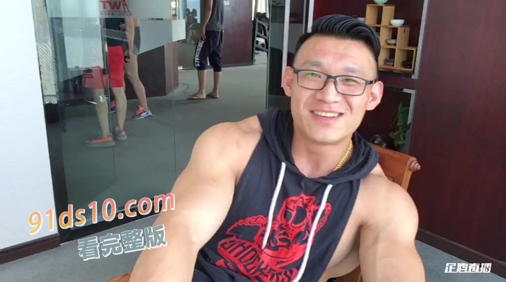 健美冠军武涛塌防了 手机里存的早期性爱视频流出 这么大块肌肉 不得把女友操晕 图5