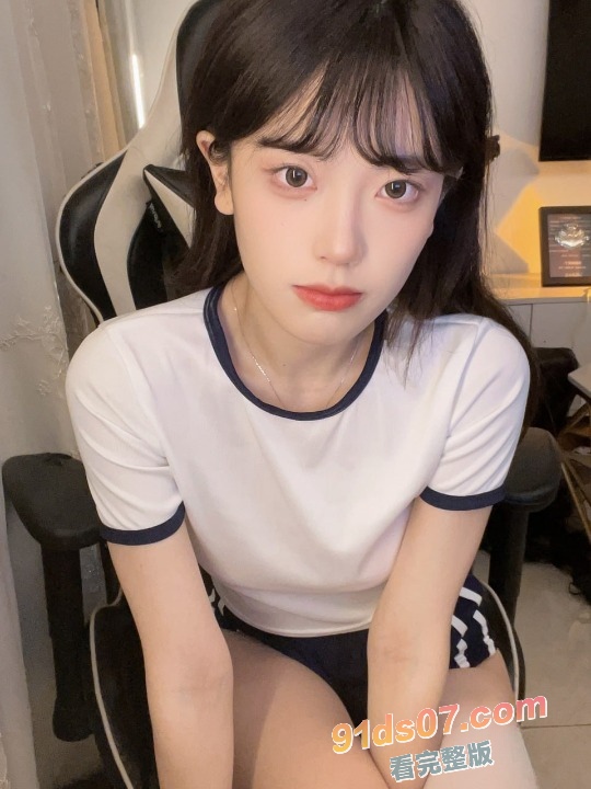 高颜值性感御姐网红 香草姐姐 桌上直播桌下自慰双视角流出 无毛嫩穴诱人 图4
