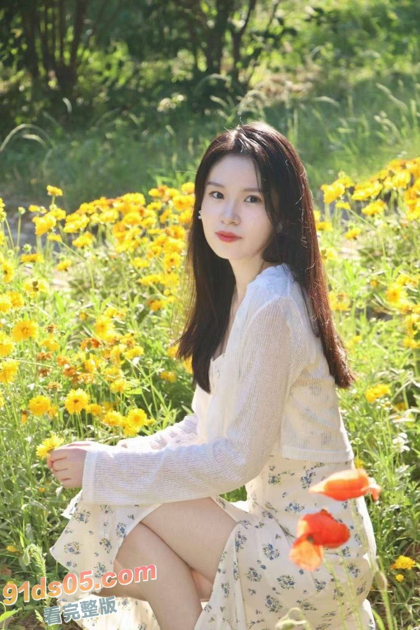 某高校极品清纯女大学生居家自拍视频泄露 在家穿黑丝情趣制服自慰，人前是清纯小仙女，人后是骚逼小母狗 图3