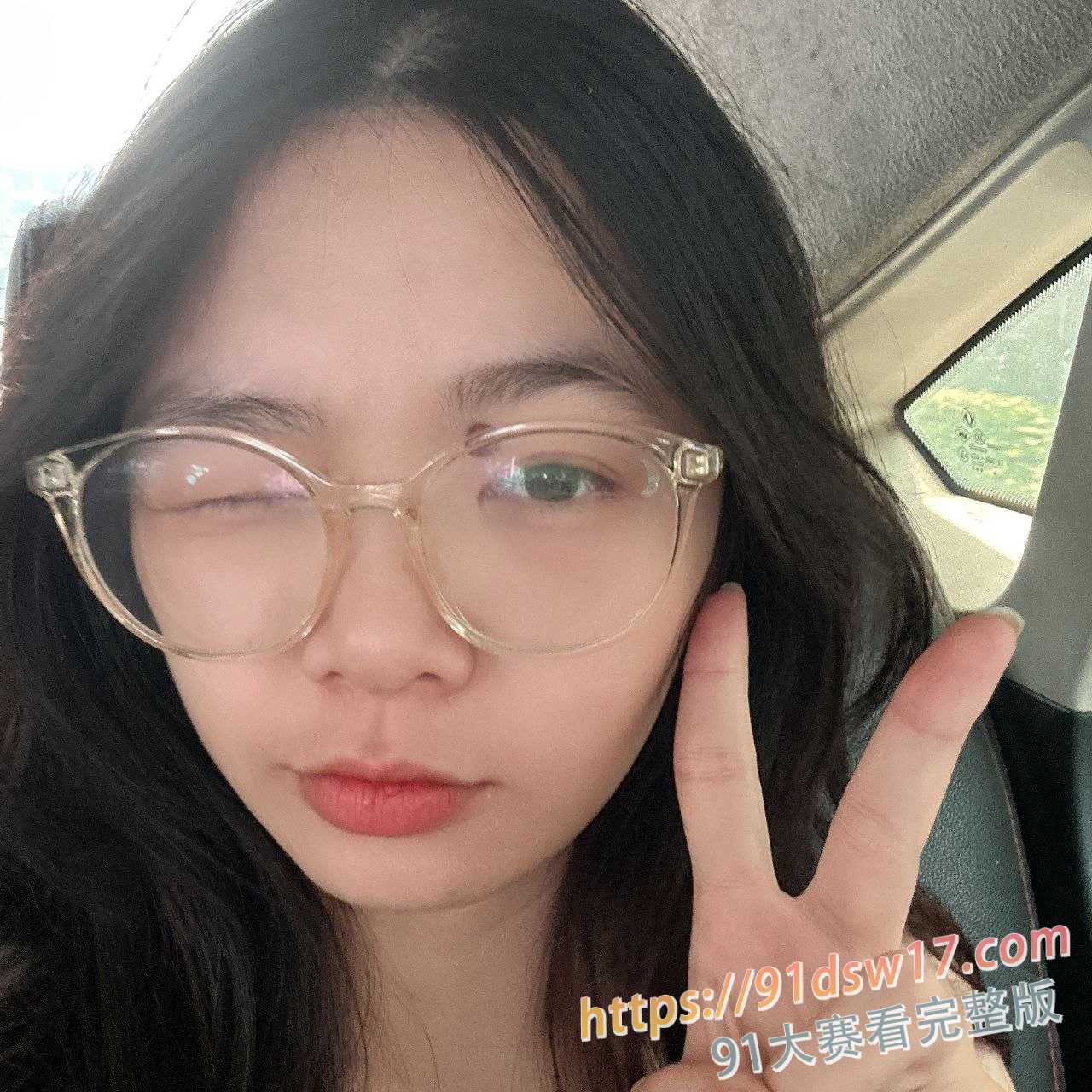 广西02年眼镜妹 梁桦 裸贷自拍视频曝光 清纯反差骚婊独自录制扣穴视频 图2