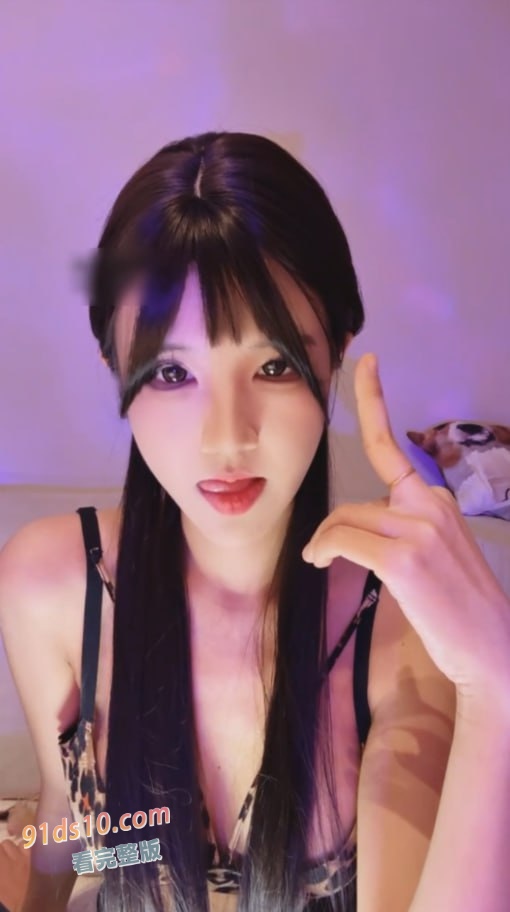 把巨乳骚学姐调教成母狗是一种什么体验 舔脚羞辱双女唾液交换太刺激了