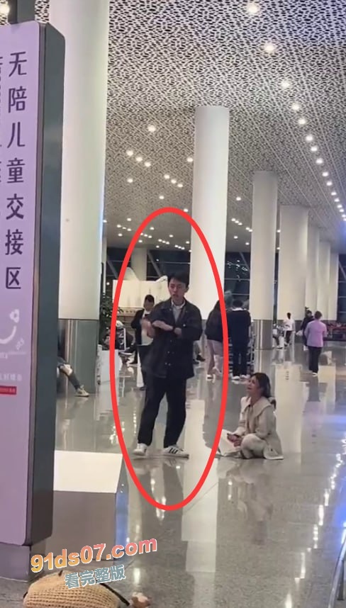顶流主播抖音和平精英男主播 林七夜 塌房 两个女朋友在深圳机场碰面大打出手 场面相当劲爆了 图4