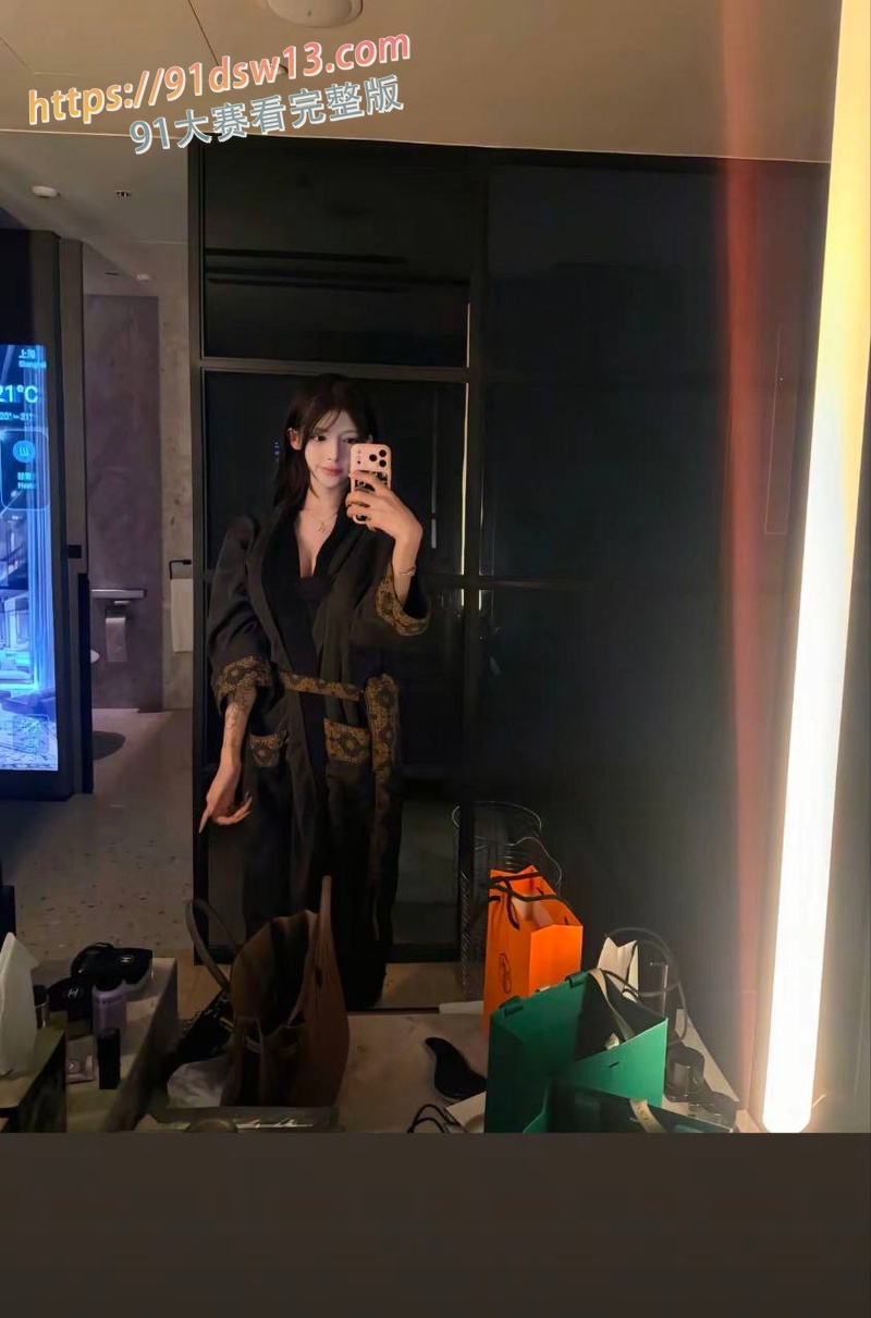 抖音网红 芙妮 黑历史被深扒 暴露自拍和诱惑内容被翻出 各种姿势诱惑展示 早期福利姬时期照片和视频！ 图5