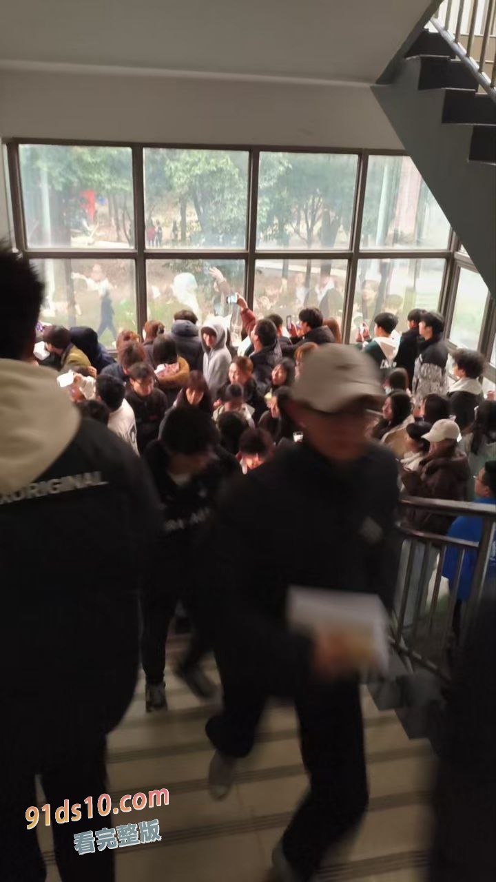 25年第一位纯爱战士应声倒地 四川成都托普信息技术职业学院 纯爱战神被绿 现场哭诉 导致大量学生围观 火爆全网！ 图4