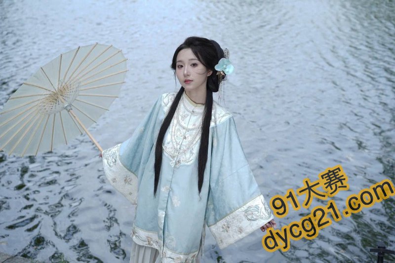 汉服小姐姐为讨好男友自拍私密视频流出 一线天嫩逼 奶子又大又挺 图3