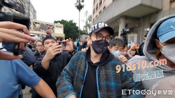 明星王大陸昨日因涉嫌殺人未遂被移送侦办,今晨新北地院諭知王大陸500萬交保、游翔閔羈押禁見。目前父親不願回應,姊姊則是在澳門旅遊過生日,生日願望也曝了光。 图6