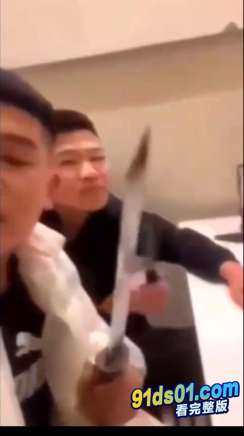 精神小伙 不服就干! 哈尔滨五常二中精神小伙砍人事件 大聪明还十分嚣张的录视频给你留证据! 图1