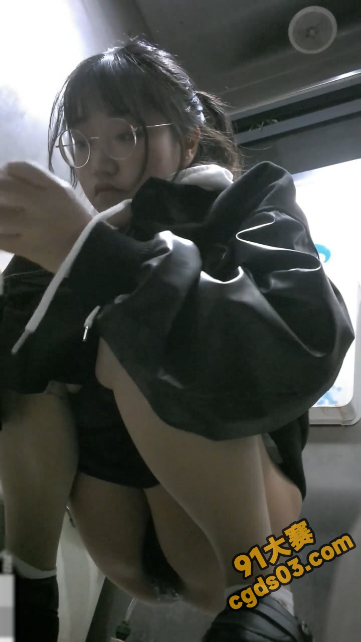 华东师范大学女厕偷拍合集！ 十几个极品颜值学妹完美露脸 画面引爆眼球！ 图3