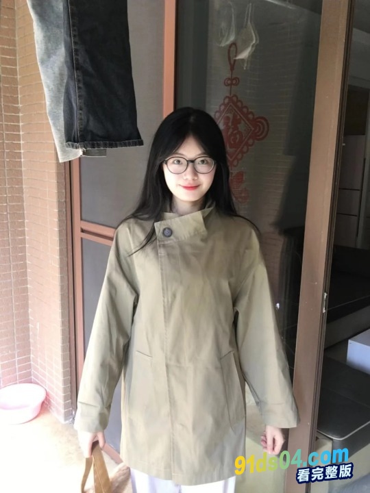 精神小妹被男偷拍友曝光 酒店开房激战整晚 女友筋疲力尽睡着了 男友偷偷的往她嘴里射精！
