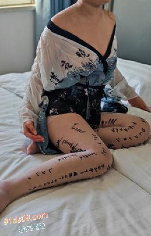 真实淫荡嫂子乱伦小叔子！穿着字母白丝被小叔子狂操 开着门冒着被看到的风险内射嫂子 图8
