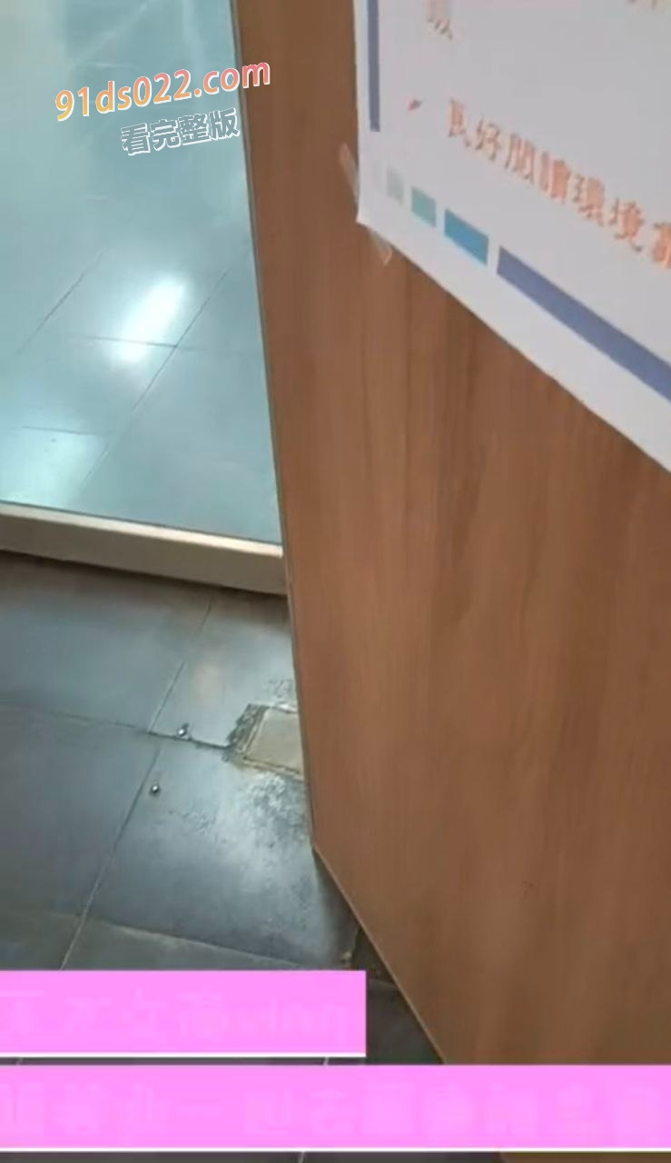 女高中生图书馆男厕所厕所玩跳蛋被遥控高潮 ！