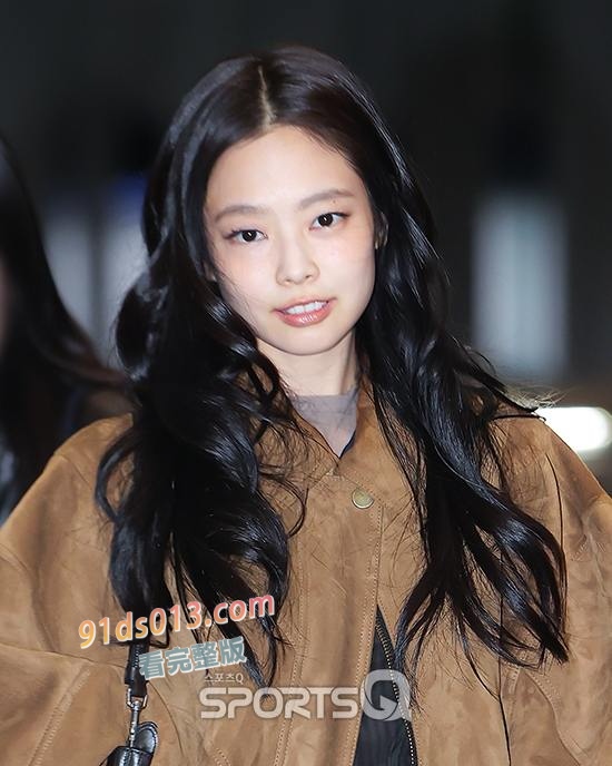 韩国女团 Blackpink 成员 jennie 首尔演唱会忘我演出不慎走光露出乳头 神秘三角带若隐若现！ 图4