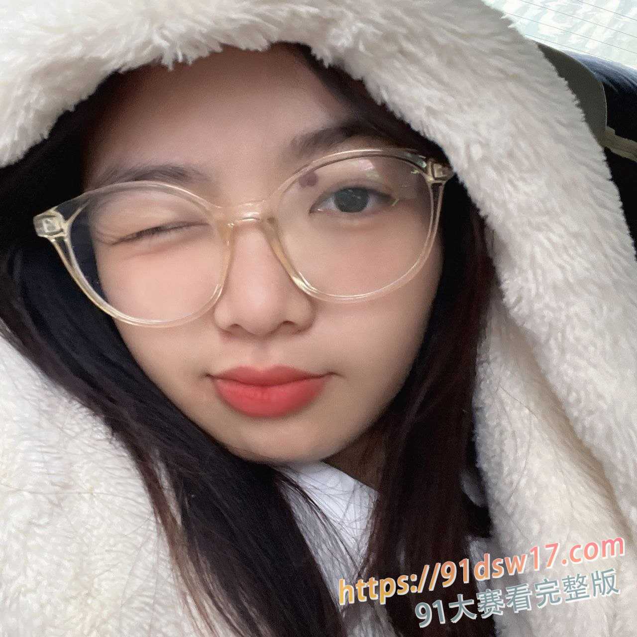 广西02年眼镜妹 梁桦 裸贷自拍视频曝光 清纯反差骚婊独自录制扣穴视频 图5