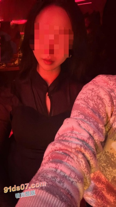 海角大神会喷水的姐姐 酒吧里爆操醉酒姐姐，酒劲上头让姐姐喝尿，在带到酒店睡奸肛射