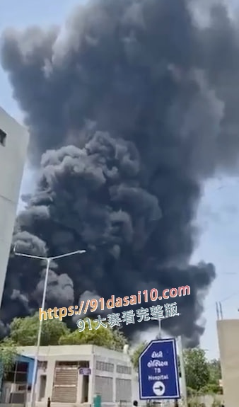 印度客机 失事前视频 民航局 确认机上246人 遇难 飞机坠毁在居民区。 图6