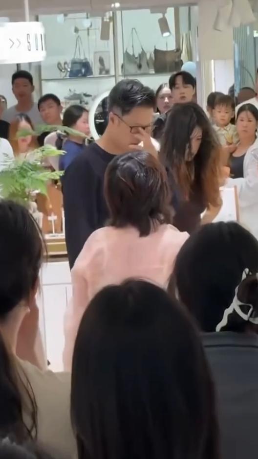 江苏南通如皋吾悦广场抓小三互殴上热搜 厂长臧洋出轨小提琴老师 原配崩溃质问！