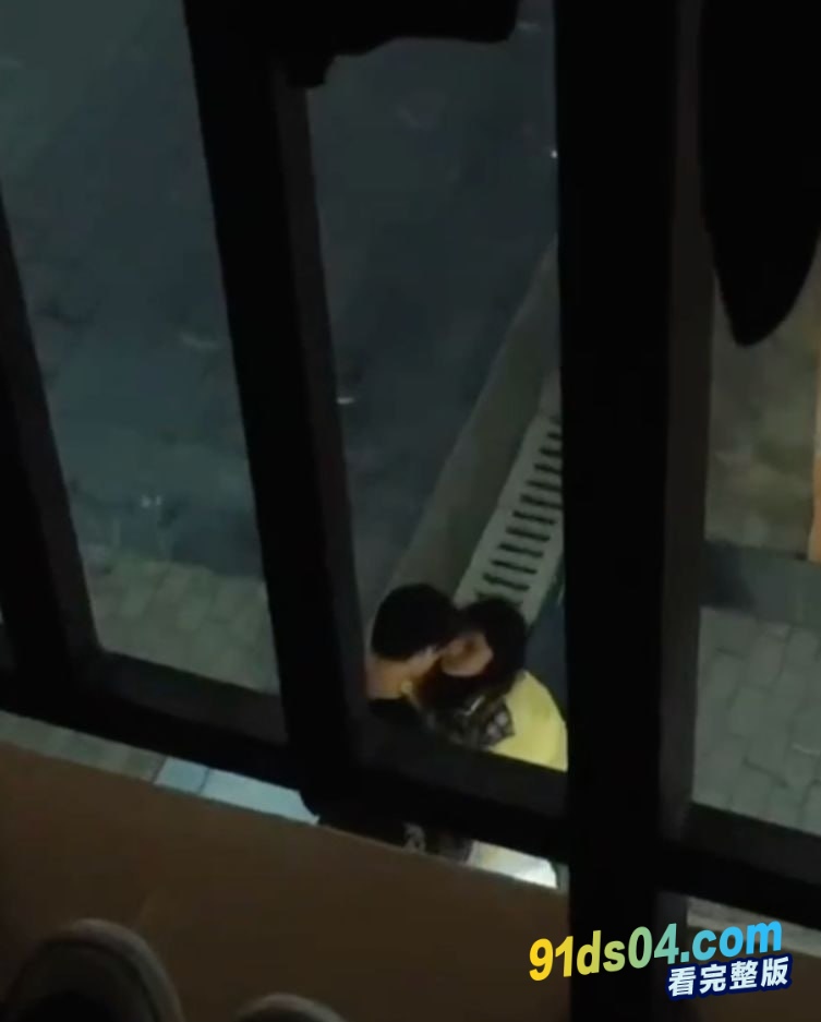 广西建设职业技术学院情侣校园野战被拍 小女友主动蹲地口交相当之饥渴！ 图1