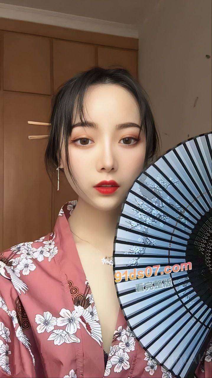 深圳大学反差女大学生妹 周嘉怡 沦为金主的母狗玩物 强迫喝尿吃鸡巴 挺着屁股被猛猛后入 被操到哭了 图1
