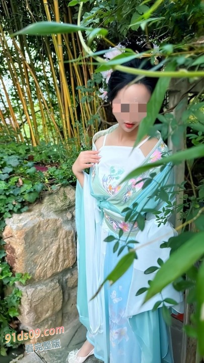 海角大神哄骗亲姐户外游玩穿上汉服旅拍，实际上是想爆操她的嫩逼。姐姐汉服气息让我看的鸡巴棒硬，子宫强烈收缩一插一喷，水是真多 图4