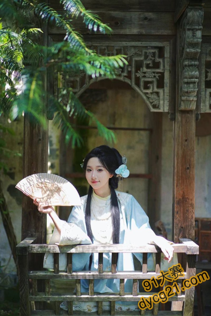 汉服小姐姐为讨好男友自拍私密视频流出 一线天嫩逼 奶子又大又挺