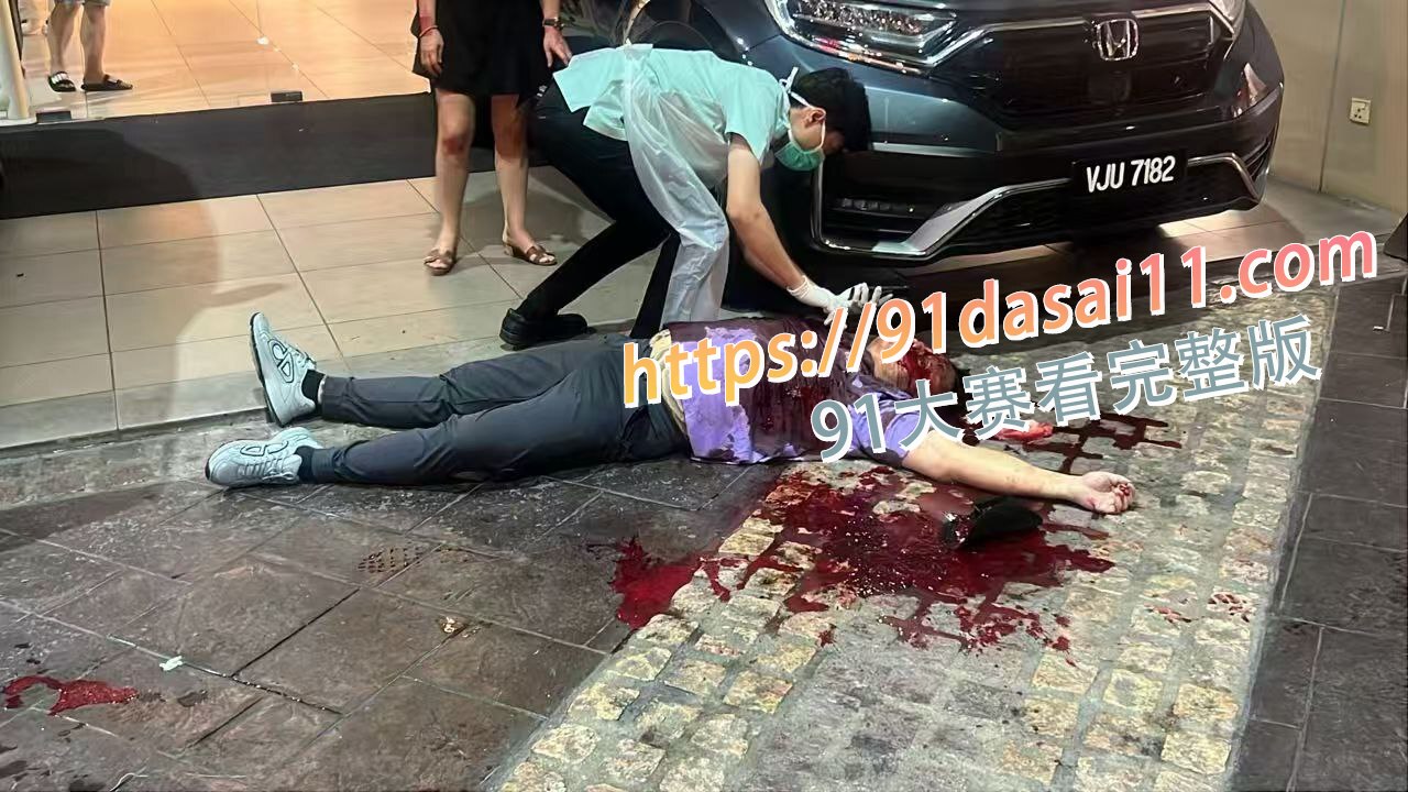 马来西亚媒体报道 吉隆坡某商场外，两名疑似华裔男子被枪手埋伏，双双毙命。 图4