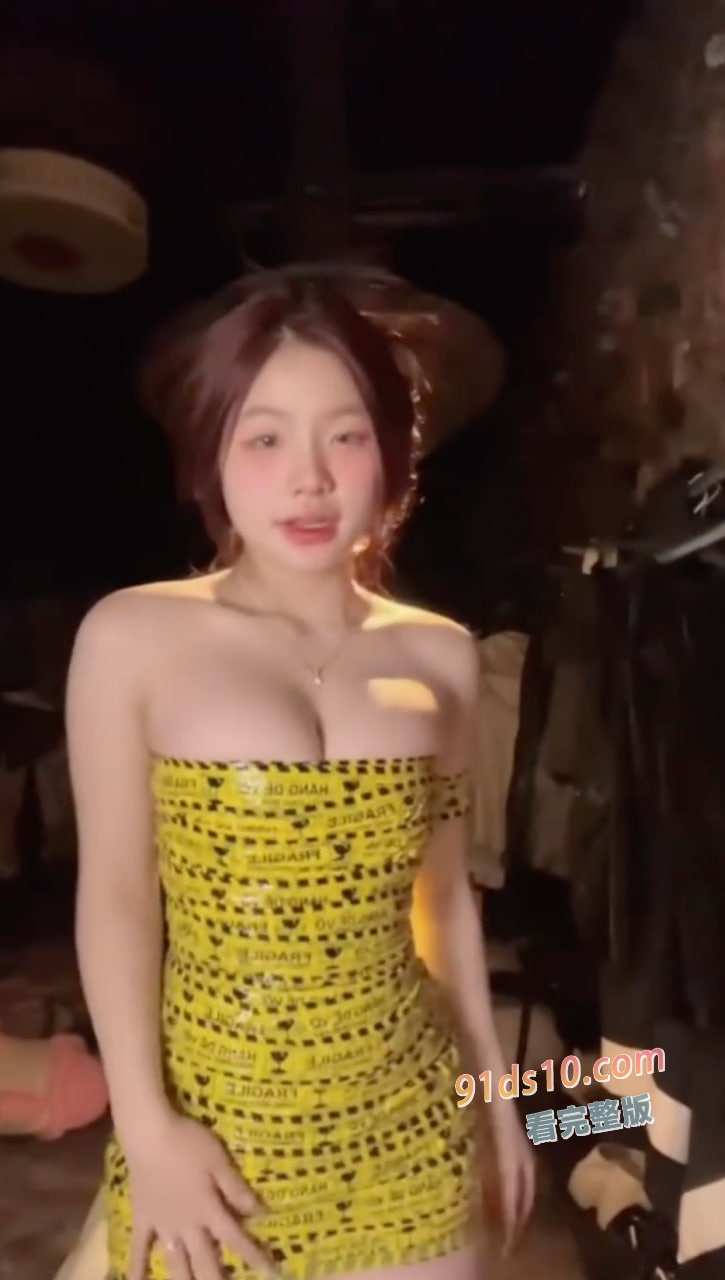 抖音一位神秘男子晒出一百亿美金银行卡余额截图，当女生看见后一群人主动求草