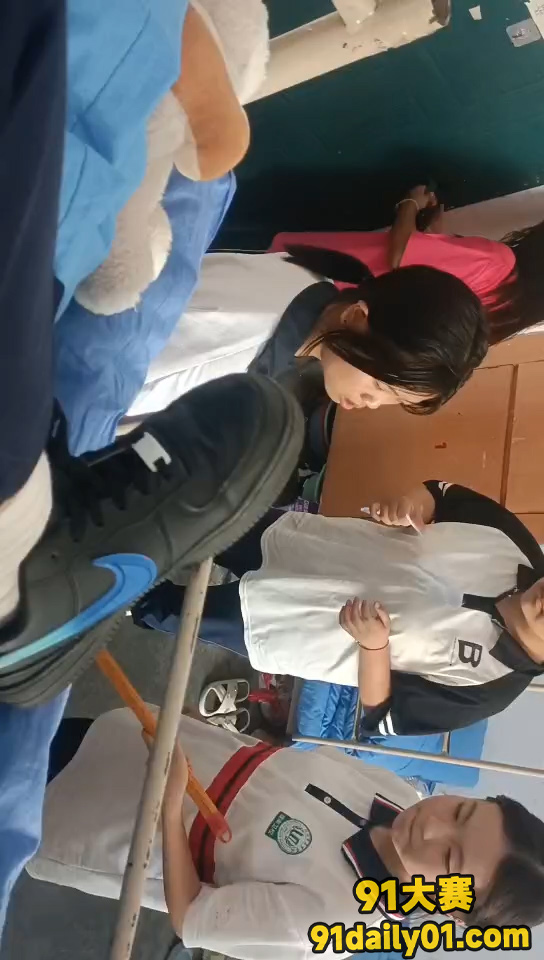 甘肃陇南卫校女生宿舍惊现校园霸凌事件 各种扇耳光 棍子抽打 踹肚子等恶劣行径