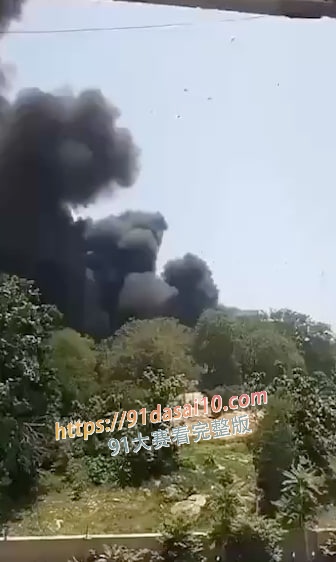 印度客机 失事前视频 民航局 确认机上246人 遇难 飞机坠毁在居民区。 图5