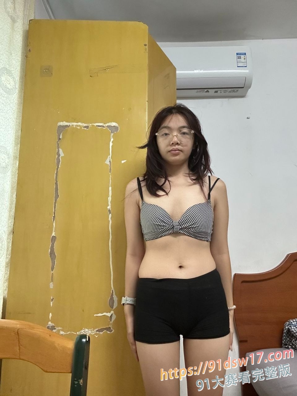 广西02年眼镜妹 梁桦 裸贷自拍视频曝光 清纯反差骚婊独自录制扣穴视频 图10