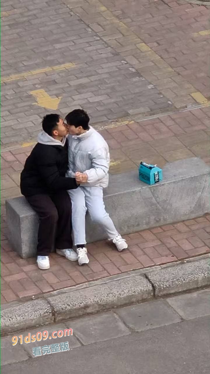 河南黄河交通学校 两个男的在操场上肆无忌惮拥吻，还抱起来，同性才是真爱！