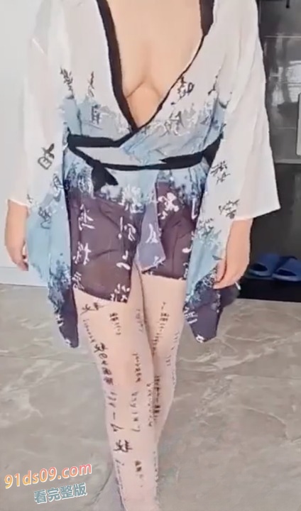 真实淫荡嫂子乱伦小叔子！穿着字母白丝被小叔子狂操 开着门冒着被看到的风险内射嫂子 图5