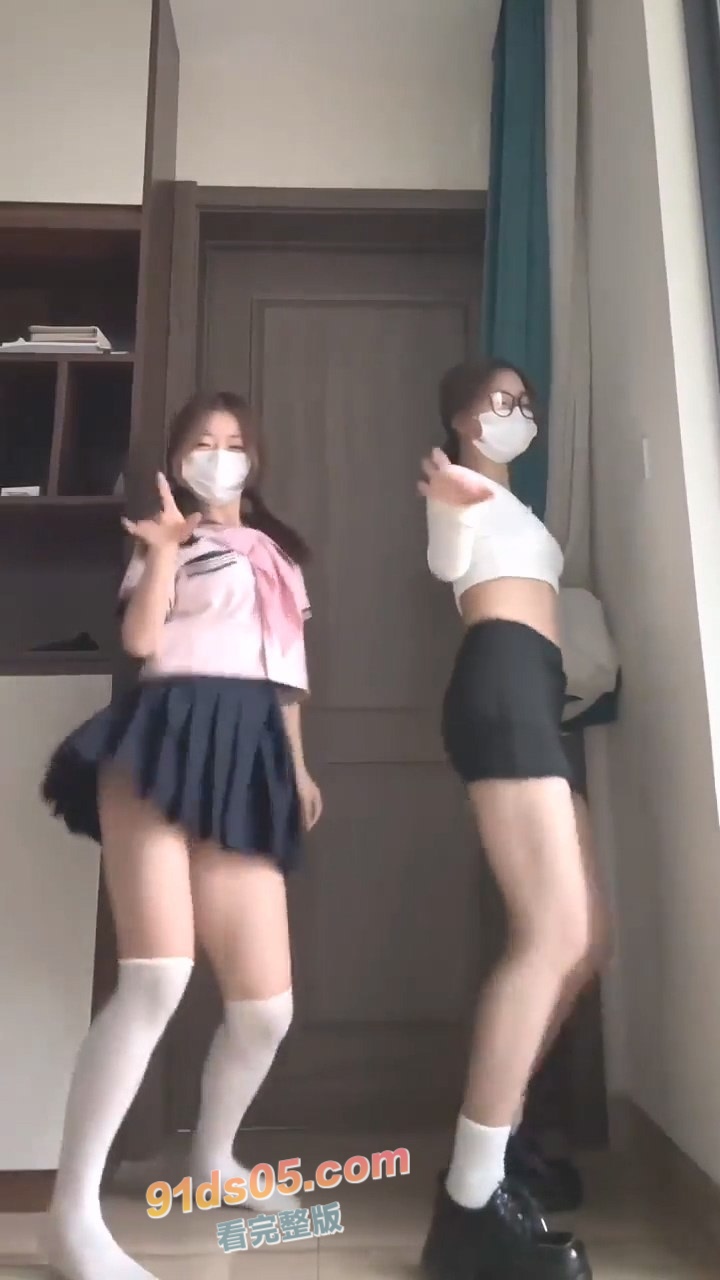 抖音姐妹花网红 笨蛋小妮 最新土豪定制JK脱衣舞视频流出 两只萝莉跳舞真骚～ 图2