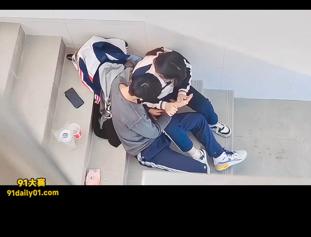 高中妹子学校里约会被偷拍！ 男友楼道直接把小仙女的逼扣上了高潮！ 图3