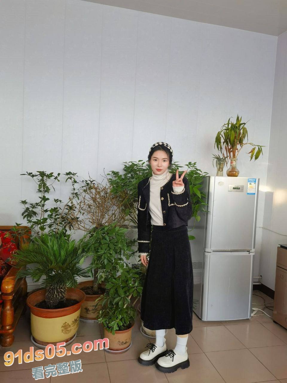 某高校极品清纯女大学生居家自拍视频泄露 在家穿黑丝情趣制服自慰，人前是清纯小仙女，人后是骚逼小母狗 图14