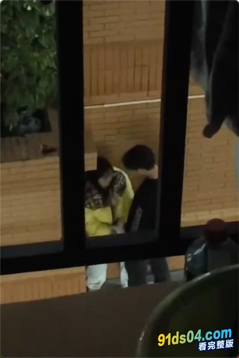 广西建设职业技术学院情侣校园野战被拍 小女友主动蹲地口交相当之饥渴！ 图4