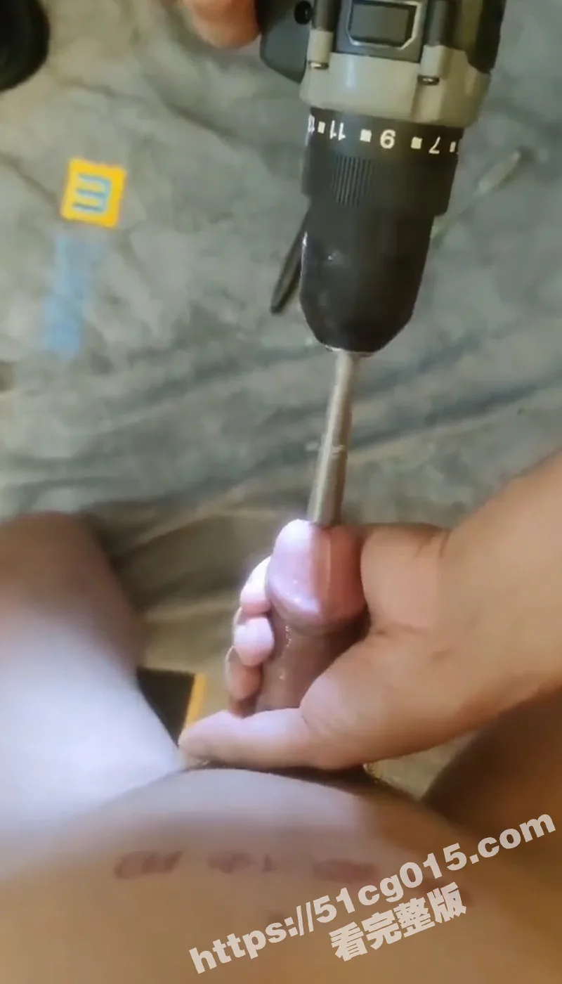 变态猎奇自虐视频合集!电钻钻马眼 火烧鸡巴 钉子钉鸡巴 都是狠人能将 自虐达人
