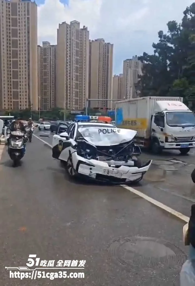 昆明市中心金碧路发生SUV汽车冲撞人群事件 致2死9伤 多名特警持枪与车主对峙 场面堪比大片！