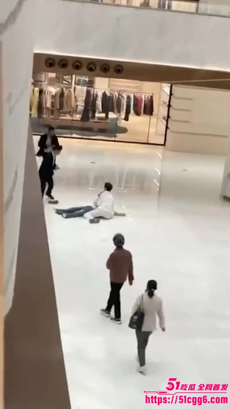 合肥银泰惊魂!傲娇小仙女因男友没当场买LV包 从银泰中心一跃而下 当场死亡触目惊心!