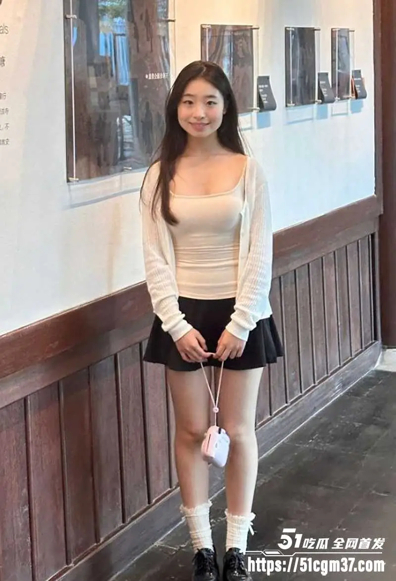 济南美女大学生跟男友甜蜜车震 揉奶玩到性起 酒店开房干到飞起