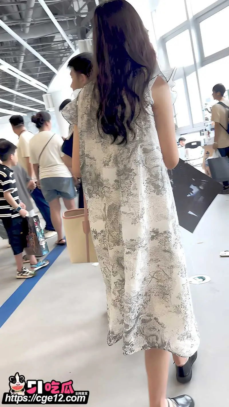 顶点大师 街拍极限抄底 美女裙底私密风光全拍下 画面香艳到直接口干舌燥！