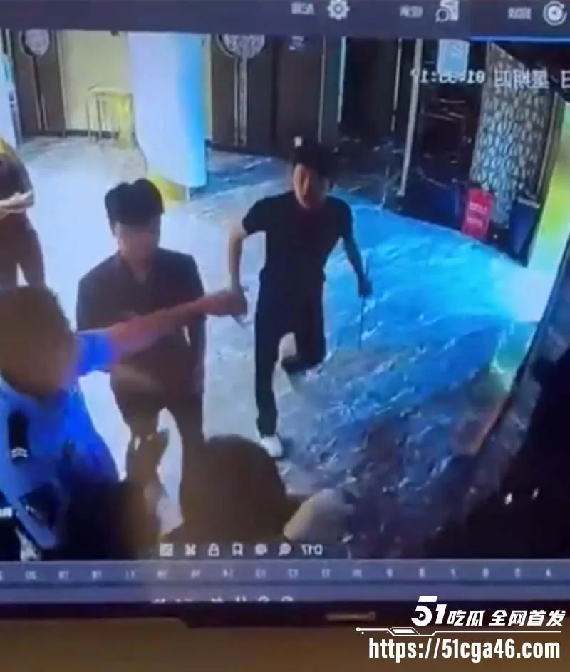 精神小伙为兄弟出气 手持棍棒当警察面打人 不听制止猖狂至极 掏出警枪后瞬间秒怂!