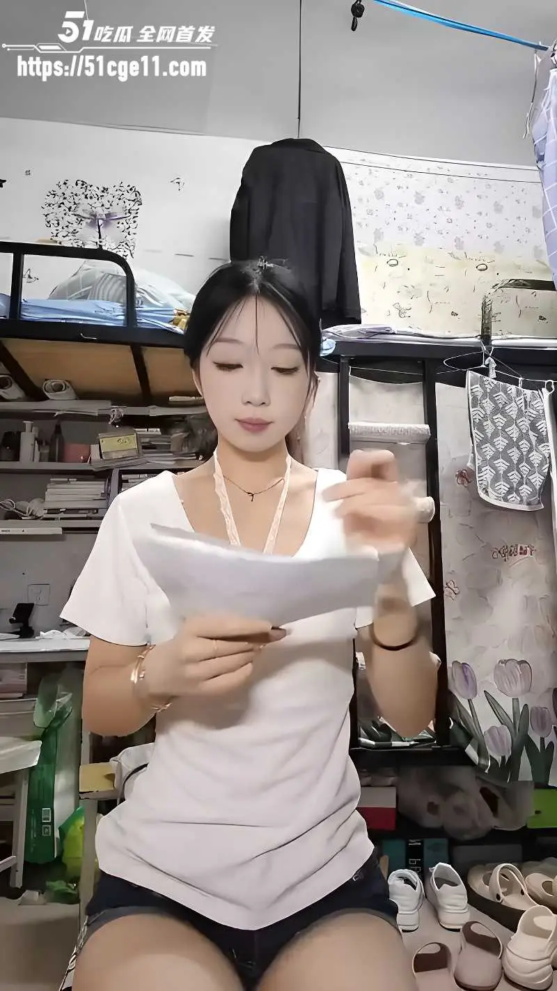 舞蹈系清纯学妹宿舍全裸起舞 分开双腿大胆展示浓密耻毛 奔放舞姿让人口干舌燥!