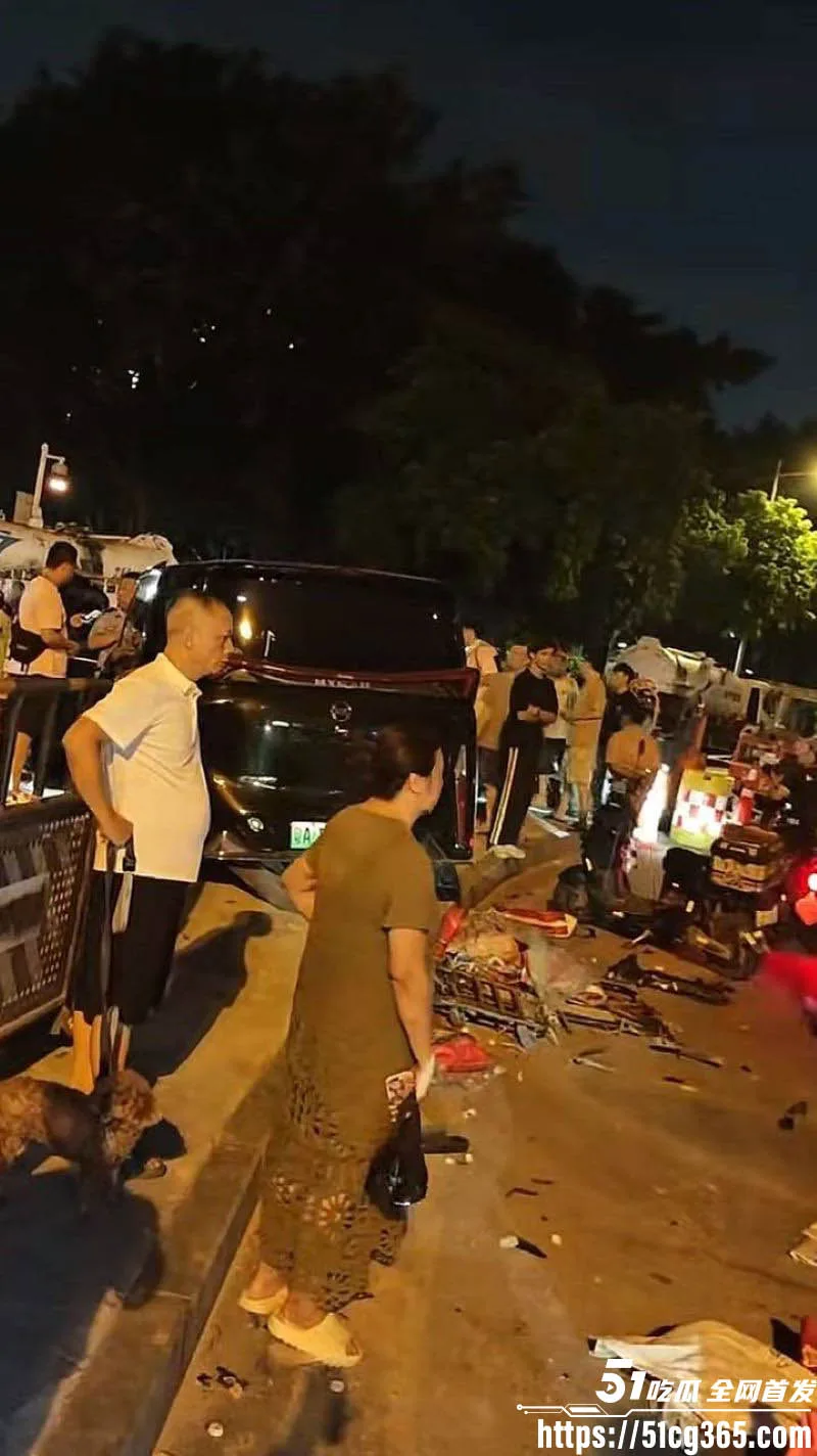 广州海珠区车祸惊魂!新南路庄头公园北门6人受伤 40岁司机被控 现场惨烈无比!