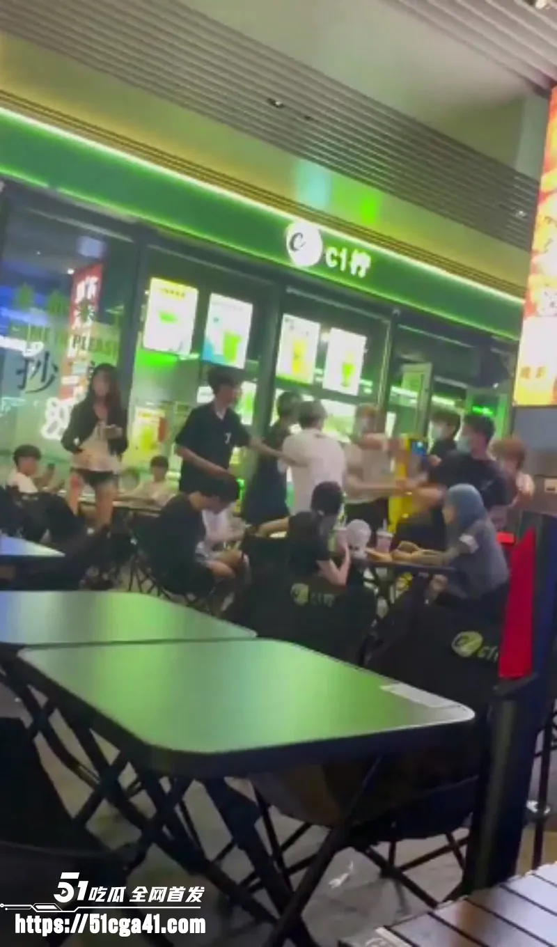 多名精神小伙 吃饭发生冲突 双方人马激烈火拼 桌椅板凳齐上阵 现场画面堪比古惑仔!