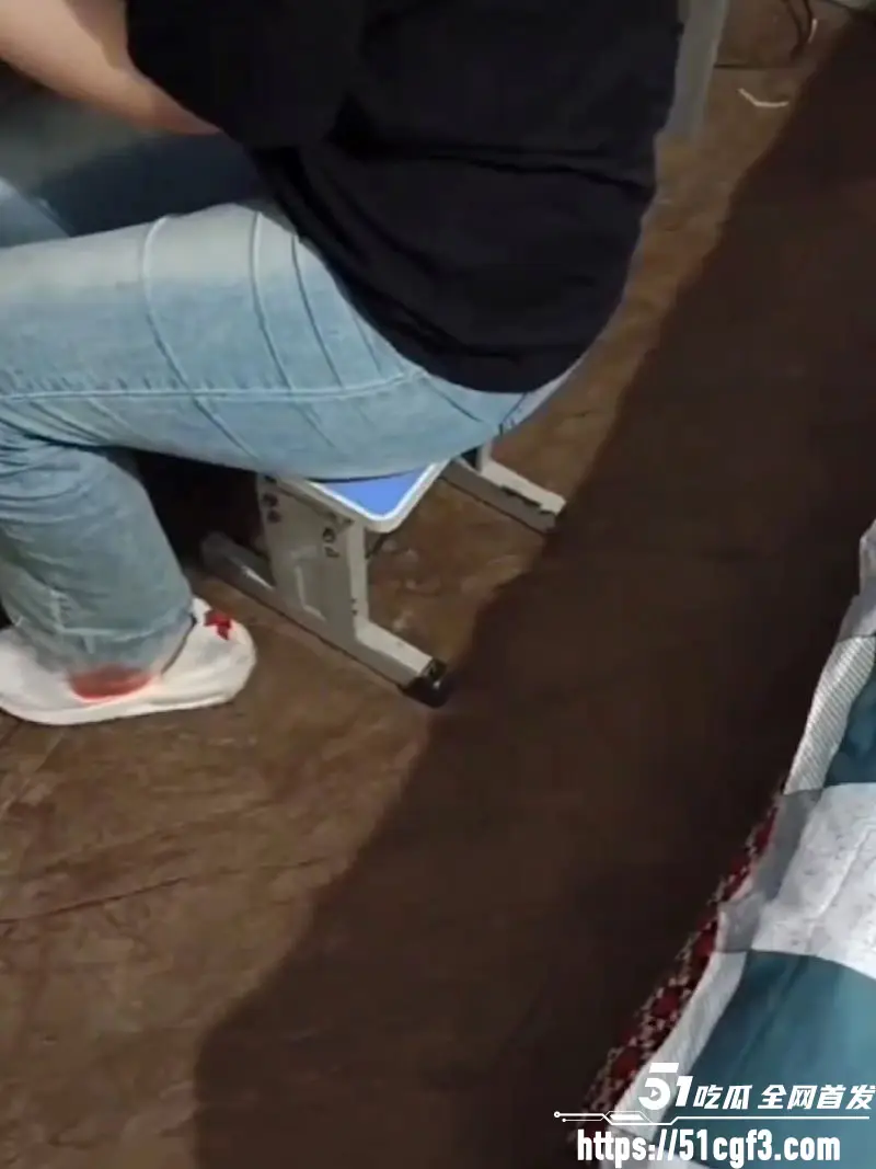 海角乱伦大神走了拜拜 妹妹真是个游戏狂 操逼也阻止不了她玩游戏!